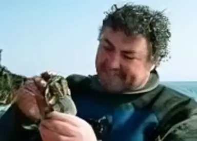 Avstralski potapljač Warwick Green preiskuje ostanke svinčenega ingota, verjetno uporabljenega za izdelavo krogel za muškete. Zlit z razdrobljenim bakrenim plaščem ponazarja sile ekstremne izpostavljenosti na mestu.