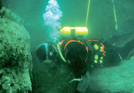 En af dykkerteamet udforsker et lovende hul