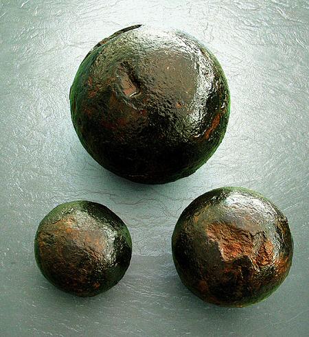 Topovske krogle različnih velikosti, ki kažejo, da je bila razbitina nebritanskega plovila