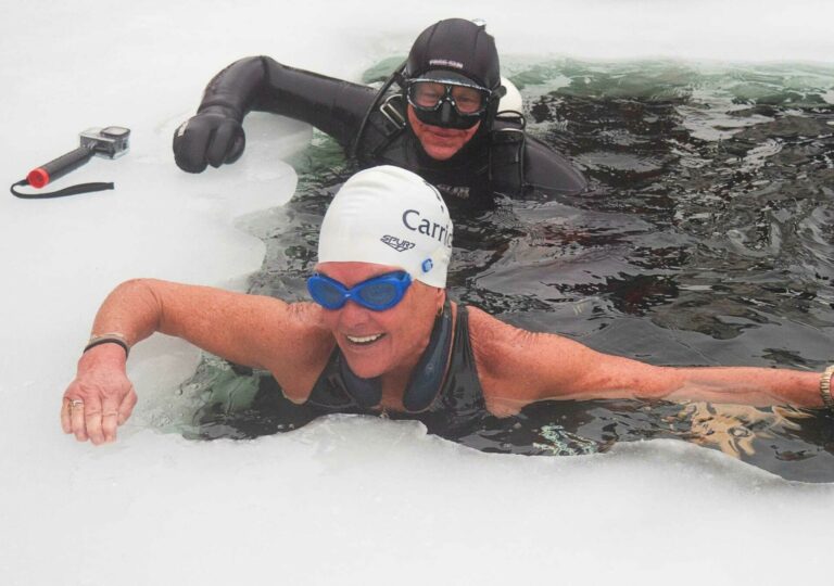 Amber Fillary 和她的安全潛水員在冰下游泳 105m 後 (Sigurd Hernæs)