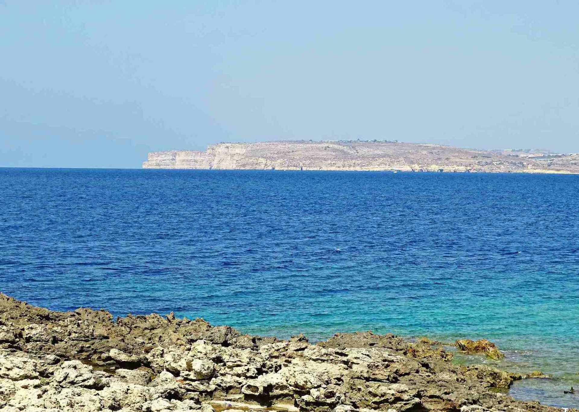 Diver namatay, 17 rescued sa mahangin Malta shore-dive site