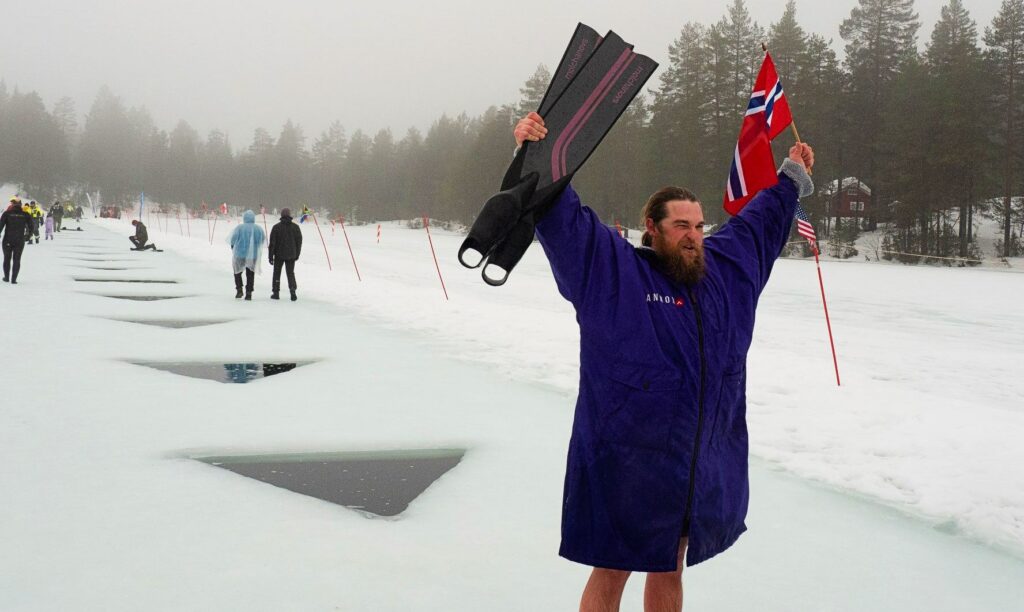 Ο ελεύθερος δύτης του Όσλο, Kristian Tonnem, κολύμπησε 85 μέτρα χρησιμοποιώντας δίπτερα (Sigurd Hernæs)