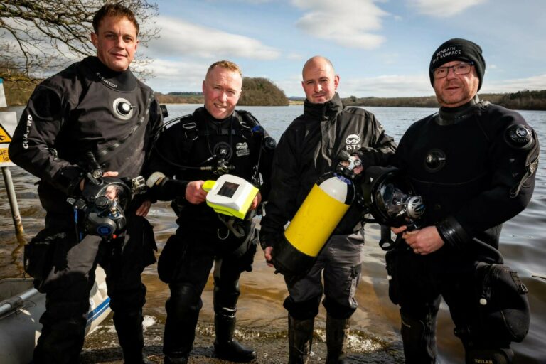 水面之下潜水员使用新的搜索设备（本·蒙哥马利）