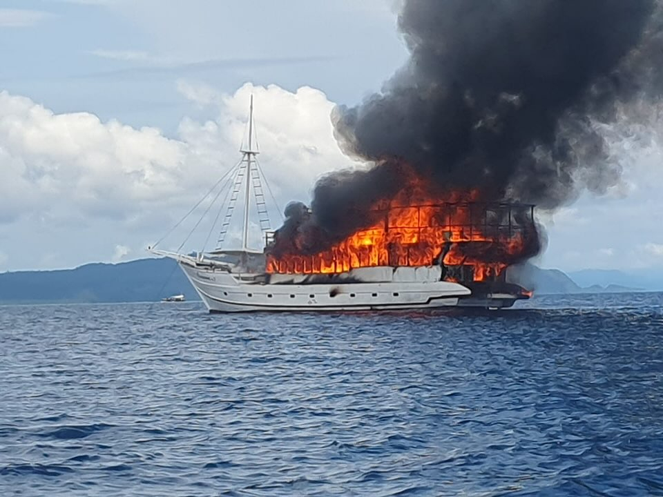 Un crucero de vida a bordo oceánico se incendia en Indonesia