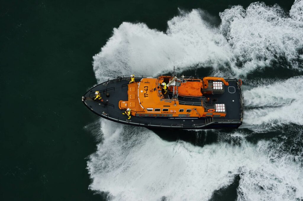 Спасителна лодка клас Rosslare Severn Доналд и Барбара Броудхед на учение за търсене и спасяване (RNLI)