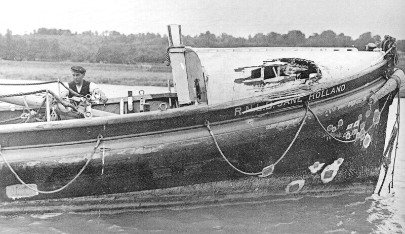 Спасательная шлюпка Джейн Холланд Истборн, поврежденная во время эвакуации из Дюнкерка в 1940 году (RNLI)