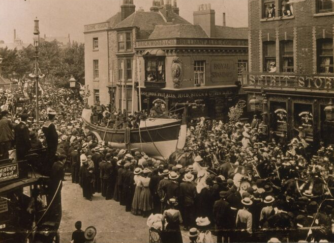 Wczesna sobotnia parada łodzi ratunkowych w Southsea w Portsmouth w 1902 r. (RNLI)