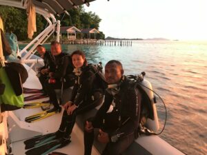 Guia de mergulho local da Papua Abner