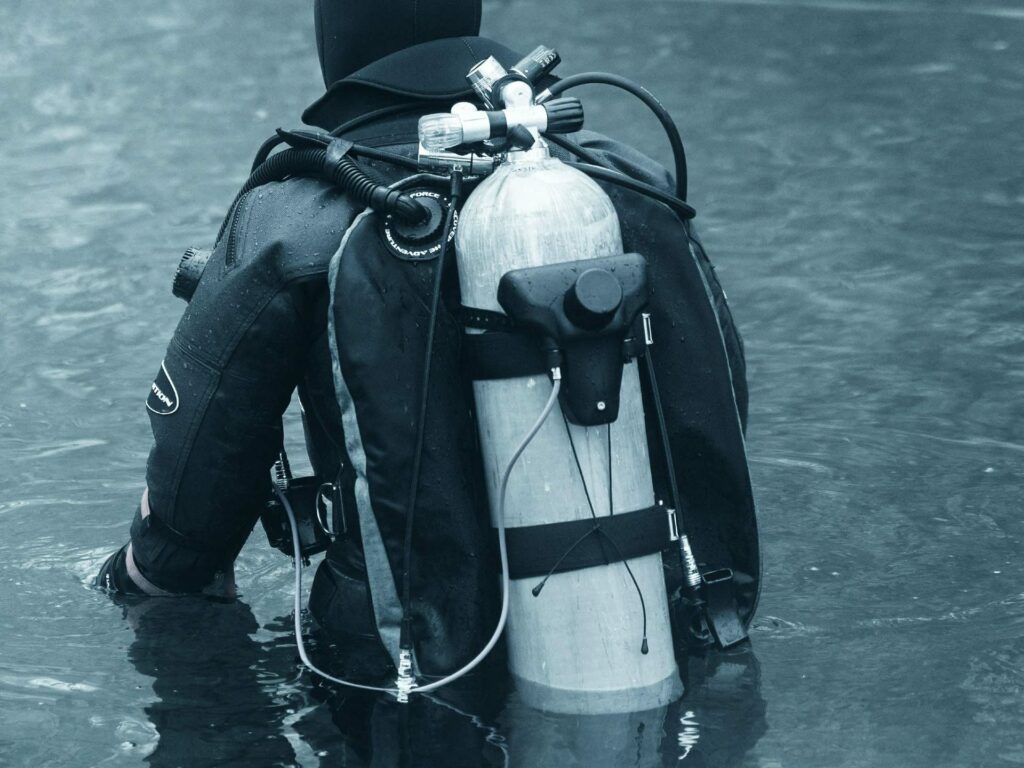 Diver modem unit na naka-mount sa isang tangke (Submaris / EvoLogics)
