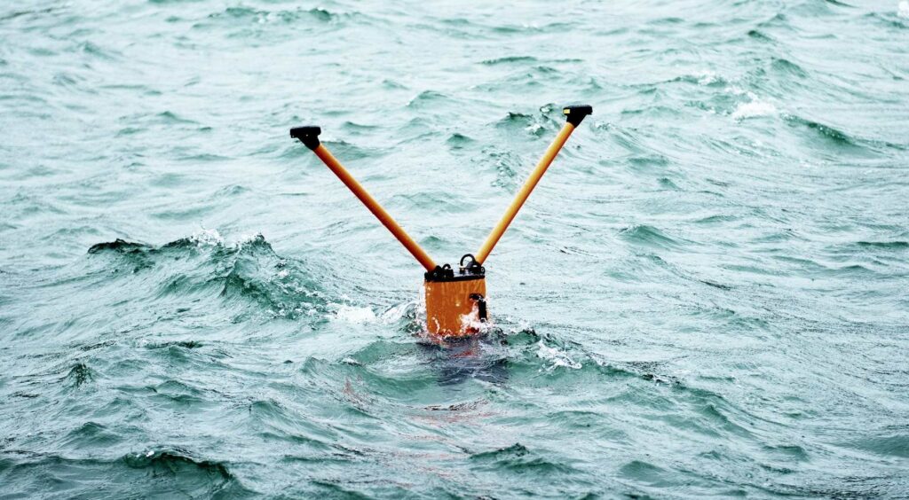 Bóje USBL umístěná nad potápěči (Submaris / EvoLogics)
