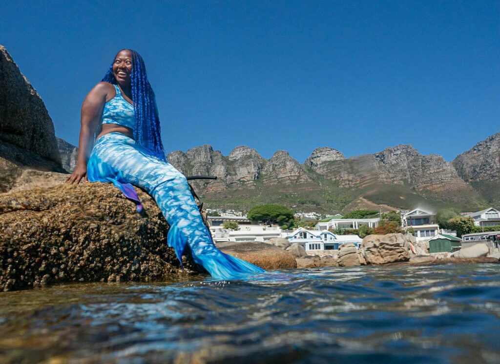Zandile Ndhlovu bħala l-Iswed Mermaid