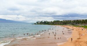 Wailea Beach, Maui, áit a bhfuair snorcalóir bás in 2022 (dronepicr)