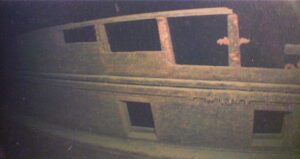 Backbordbug des Wracks Adella Shores, direkt unterhalb der Scheuerschiene (GLSHS)