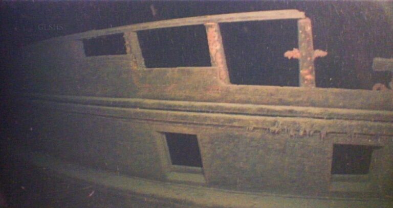 Левая носовая часть затонувшего корабля Adella Shores, чуть ниже ограждения (GLSHS)