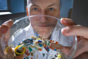 Richard Thompson 意識到大型可見塑膠碎片的機械降解會導致微塑膠在環境中積聚（普利茅斯大學，CC BY-ND）
