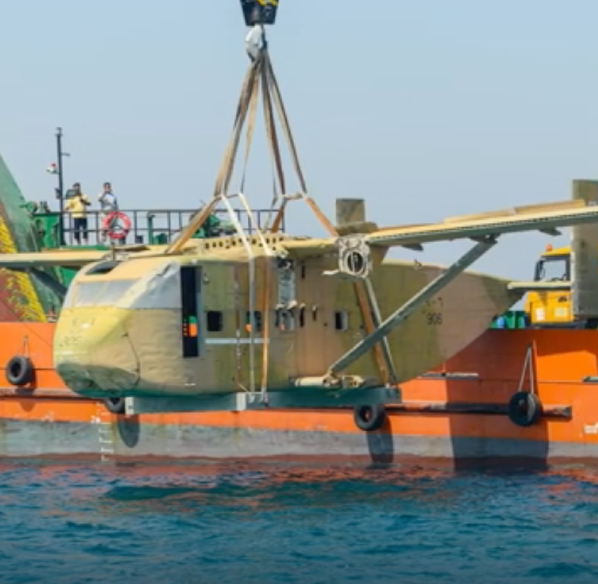 Oman laat vliegtuig en vrachtwagens voor duikers zinken