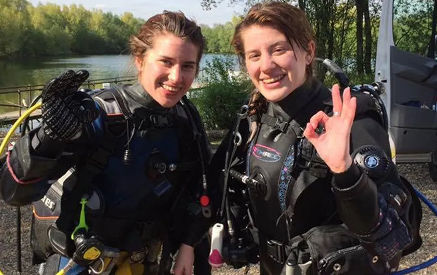 從鱷魚手中救出雙胞胎姊妹的潛水員獲得獎牌