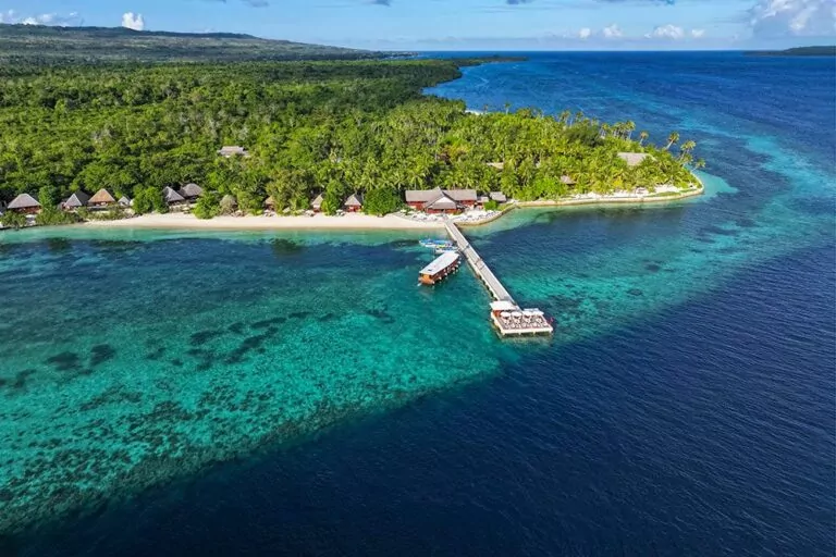 Wakatobi Dive Resort|Wakatobi-koralrev|Wakatobi House Reef|Dykker med gigantiske rev-kuglefisk.|Dykkere på dykkerstedet kaldet Blade.|Blåplettet rokke||Wakatobi er fortsat en regional leder inden for bevaring og miljøbeskyttelse.|Se solen gå ned fra Wakatobi's Jetty