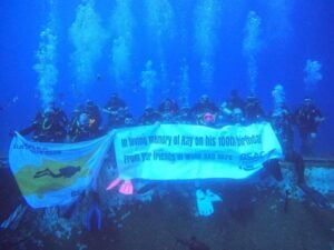 Divers pay tribute