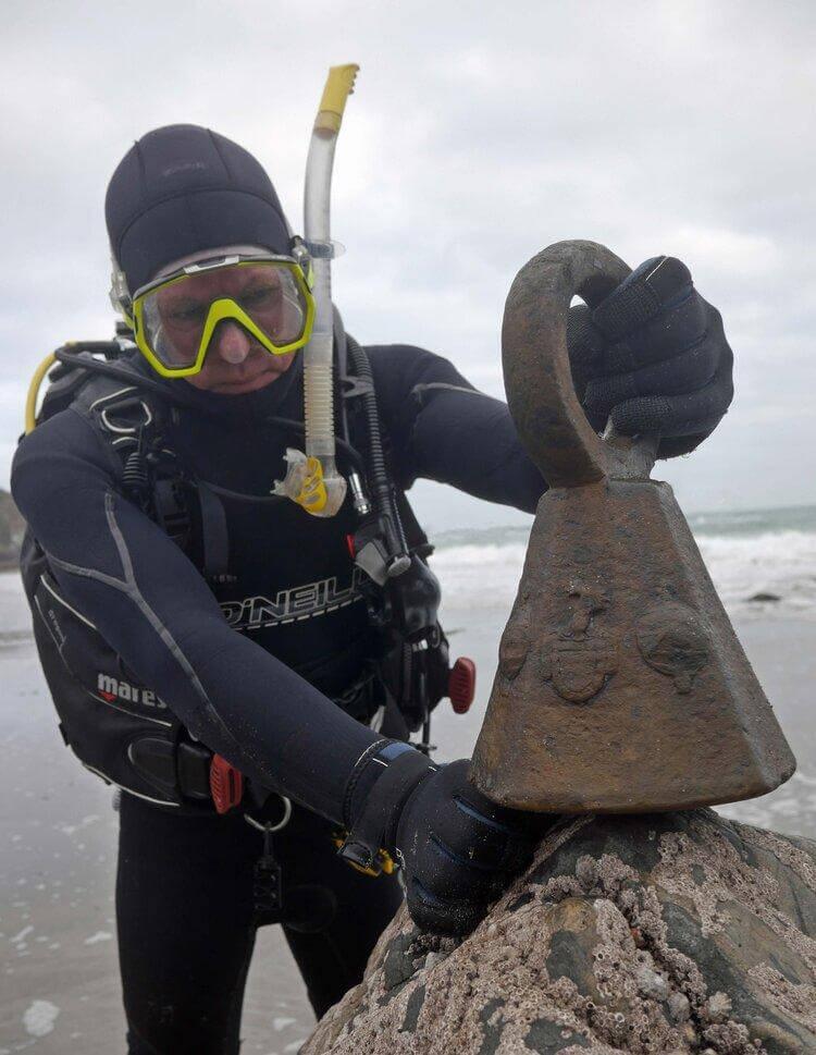 Maritime archaeologist recovers Schiedam artefacts 3 Maritime archaeologist David Gibbins Schiedam recovers weights artefacts