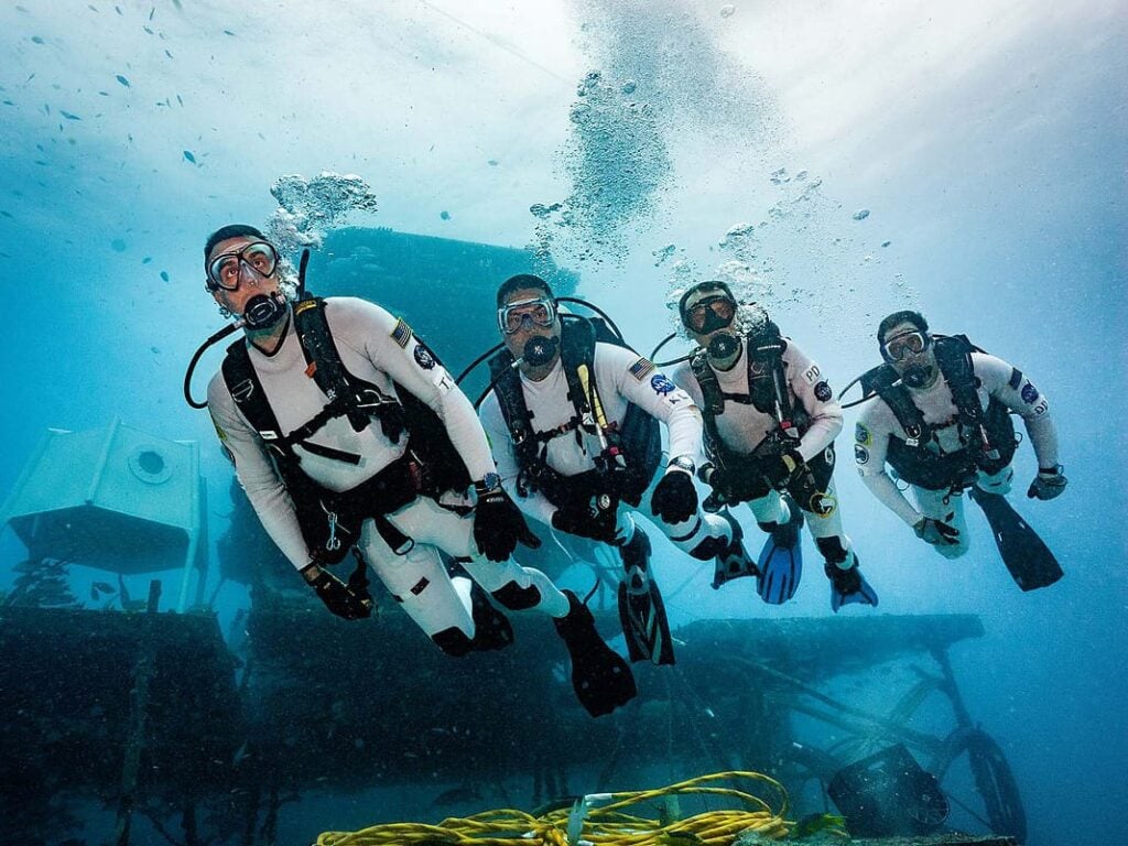 NEEMO 22 Aquanaut Crew during waterwalk.1280x960