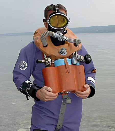 The front-mounted IDA 59 rebreather worn with a more orthodox drysuit.