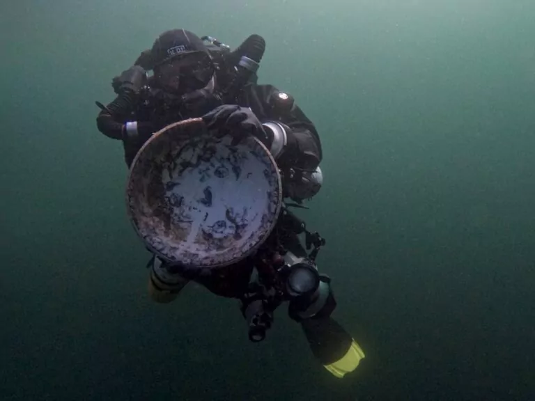 Graeme Bruce on a decompression stop carryng a large bowl (Naomi Watson)