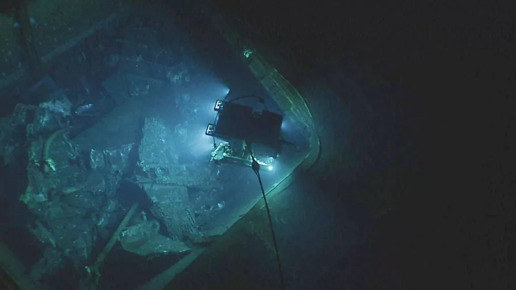 Nurkowanie na głębokość 5 km ujawnia samolot, mapę i tajemniczy samochód 6 Deep Discoverer bada uszkodzony bombowiec nurkujący SBD Dauntless, umieszczony na pokładzie hangaru w Yorktown (NOAA Ocean Exploration, 2025 Beyond the Blue)