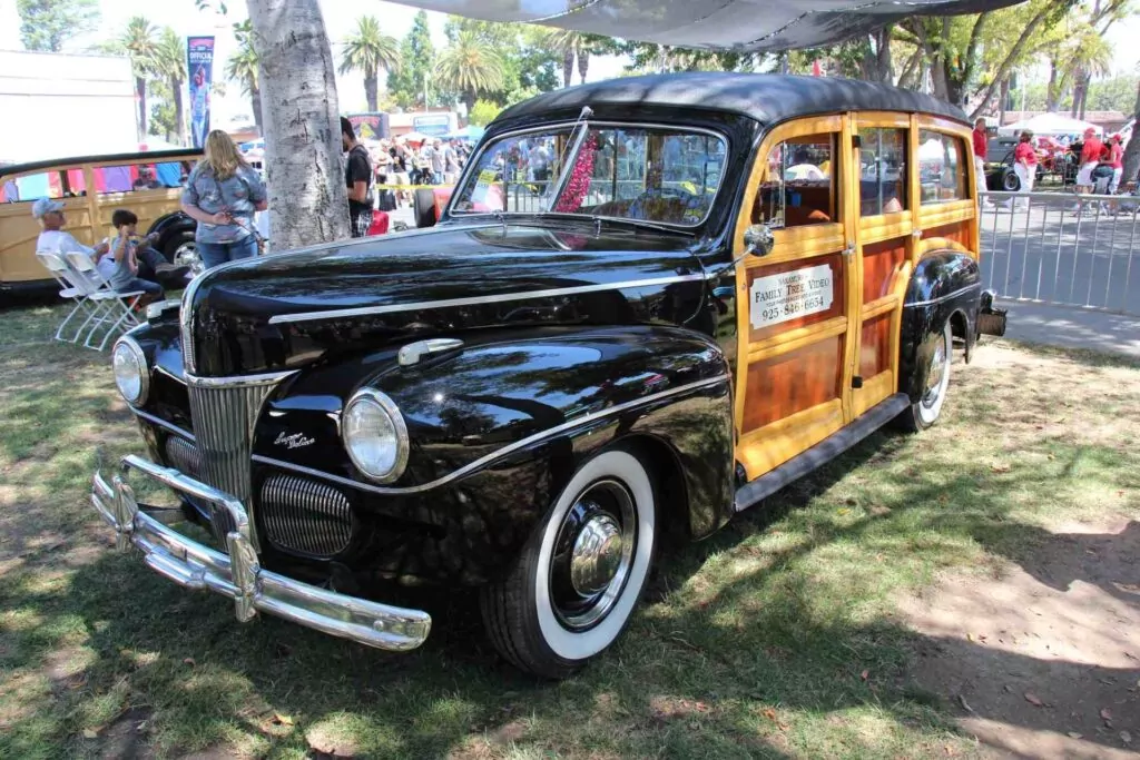 Nurkowanie na głębokość 5 km ujawnia samolot, mapę i tajemniczy samochód 5 Odrestaurowany 41 Ford Super Deluxe 'Woody' (Sicnag)