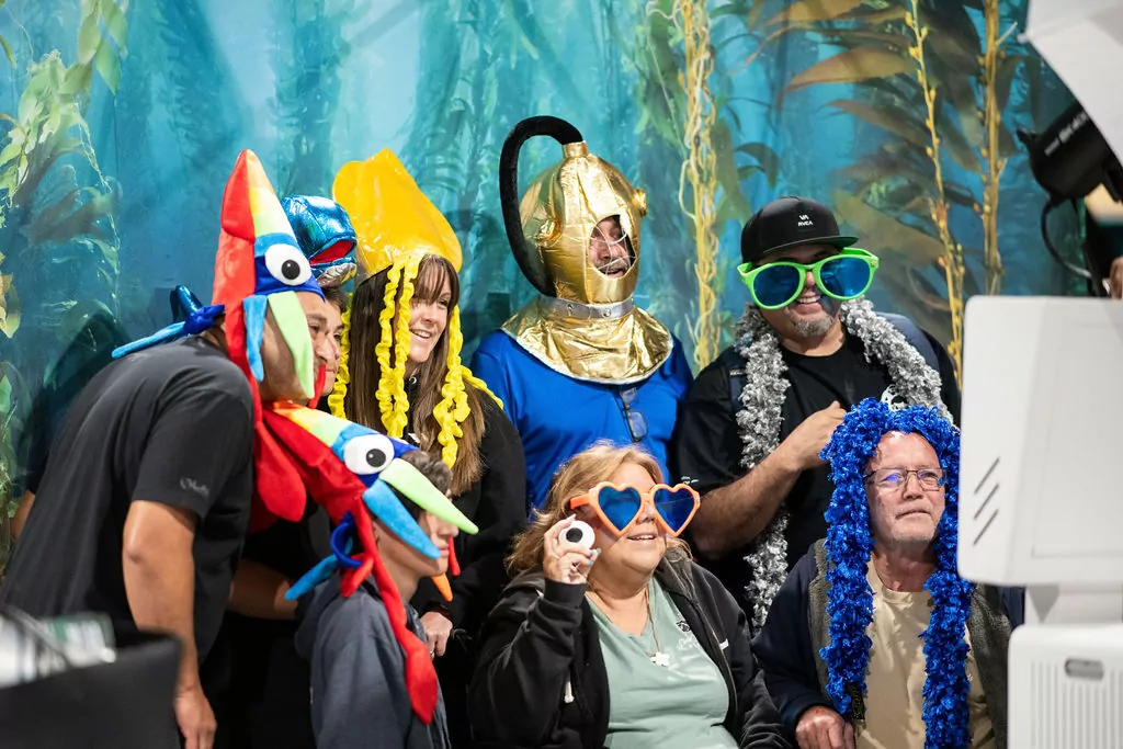 Susitikite ir smagiai praleiskite laiką su kolegomis narais „Scuba Show“.