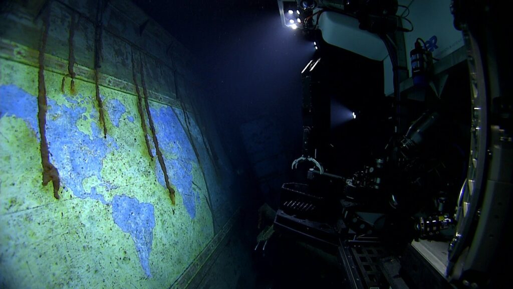 Nurkowanie na głębokość 5 km ujawnia samolot, mapę i tajemniczy samochód 9 Deep Discoverer oświetla ręcznie malowany mural (NOAA Ocean Exploration, 2025 Beyond the Blue)