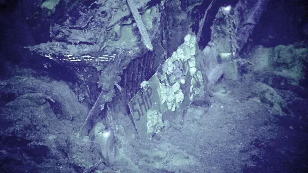 Nurkowanie na głębokość 5 km ujawnia samolot, mapę i tajemniczy samochód 3 Na przedniej tabliczce widnieje napis „SHIP SERVICE – NAVY” (NOAA Ocean Exploration, 2025 Beyond the Blue)