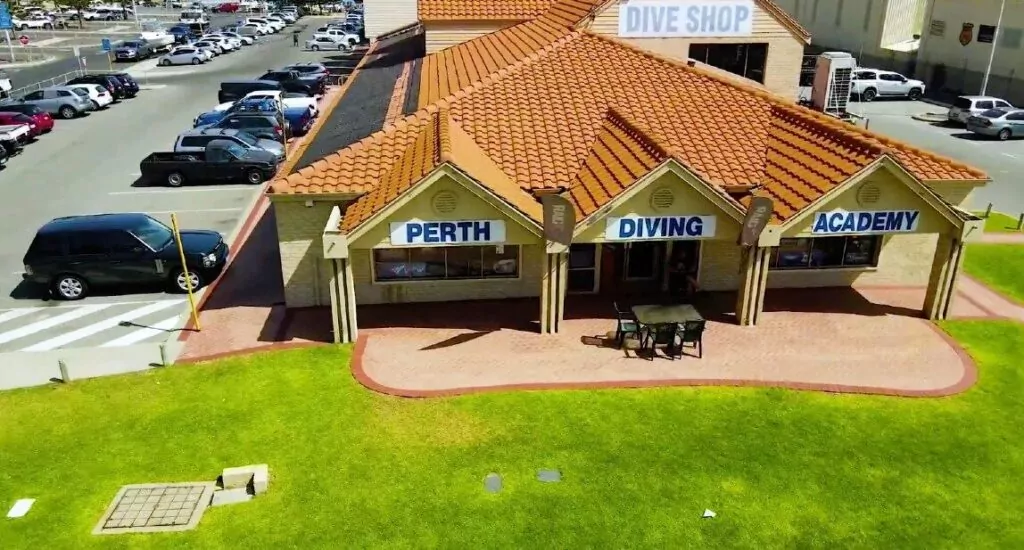 Buzos abandonados en el mar consideran tomar medidas por negligencia 3 La Academia de Buceo de Perth (PDA), de 20 años de antigüedad