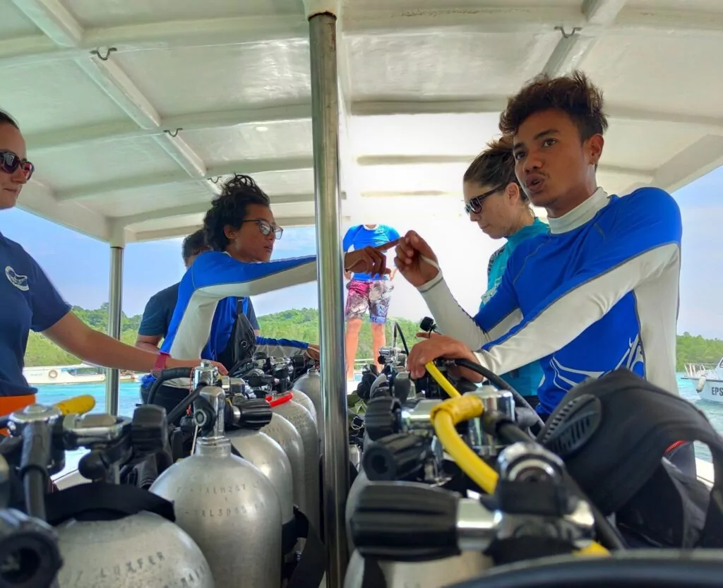 مركز الغوص في بالي يفوز بجائزة Green Fins 2 إحاطة الغوص على متن السفينة (Reef-World)