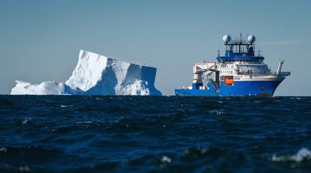 Falkor (wisq) u icebergs fl-Oċean tan-Nofsinhar (Schmidt Ocean Institute)