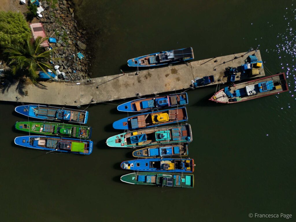 Pagar pescadores para soltar tubarões – há um porém 3 Embarcações de pesca de pequena escala no porto, Aceh, Indonésia (© Francesca Page)