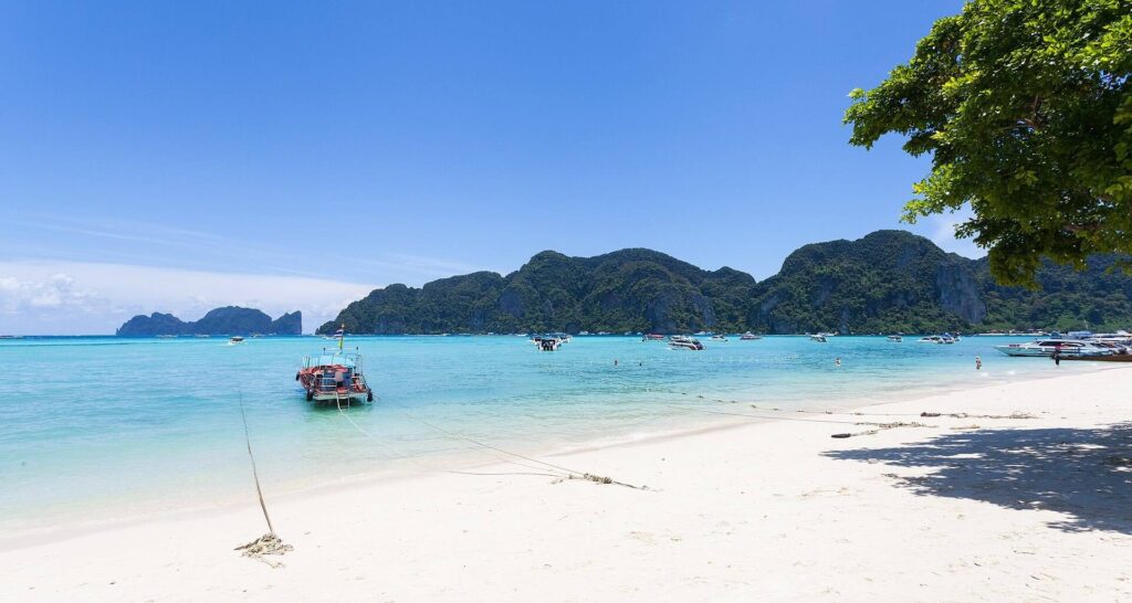 Cuireann an Téalainn cosc ar cheamaraí u/w do thumadóirí nua 1 Koh Phi Phi (Diego Delso)