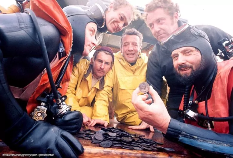 Rex Cowan dan pasukannya dengan syiling yang dinaikkan daripada bangkai kapal Hollandia: dari kiri Chippy Pearce, Jack Gayton, David Stedeford, Rex Cowan, Terry Hiron dan Roy Graham