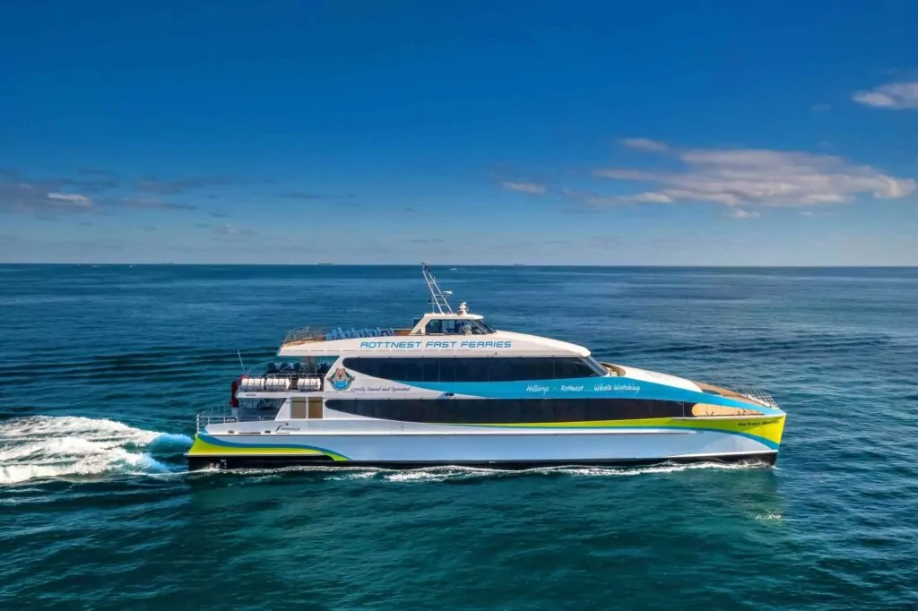 Buzos abandonados en el mar consideran tomar medidas por negligencia 2 Los buzos separados tuvieron que abordar un ferry (Rottnest Fast Ferries).