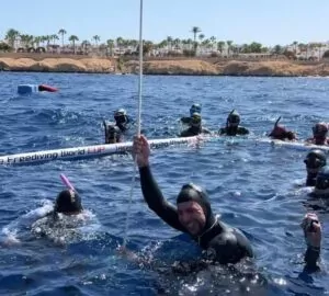 Petar Klovar mergulhou sem nadadeiras a 103m (Freediving World)