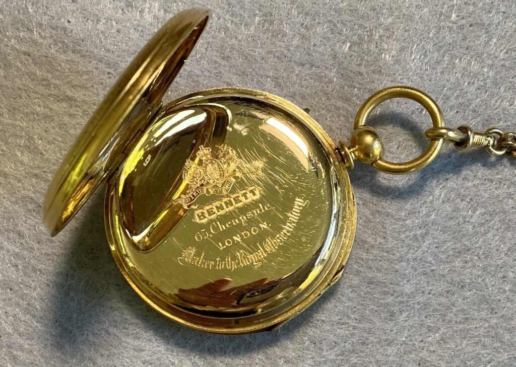 La generosità di un subacqueo restituisce l'orologio d'oro ritrovato nel relitto al Regno Unito 1 Iscrizione del produttore sul retro dell'orologio da tasca (Valerie van Heest)