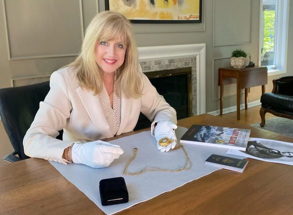 La generosità di un subacqueo restituisce l'orologio d'oro ritrovato nel relitto al Regno Unito 4 Valerie van Heest con l'orologio da tasca Ingram (Valerie van Heest)