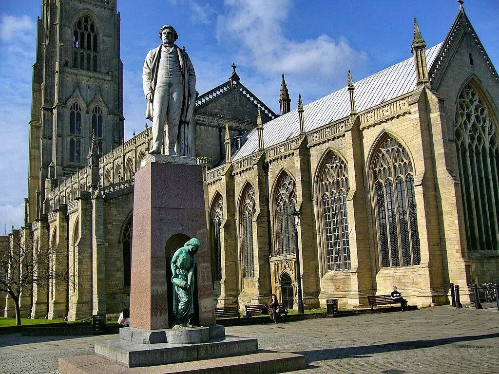 La generosità di un subacqueo restituisce l'orologio d'oro ritrovato nel relitto al Regno Unito 2 Statua di Herbert Ingram fuori dal Boston Stump (Valerie van Heest)