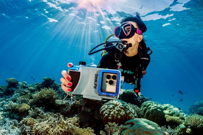 SeaLife SportDiver S houses phones to 30m