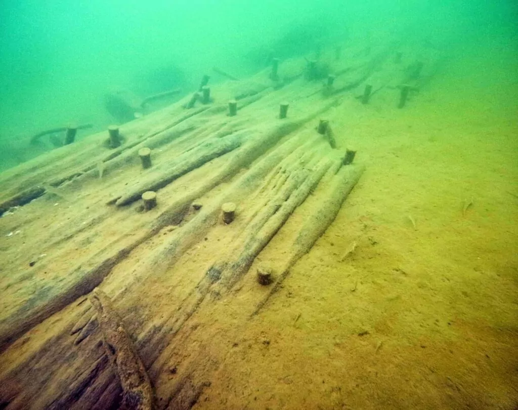 Водолази изследват 144-годишна останка на влекач Таванни облицовки (WHS, Програма за опазване на морската среда и археология)