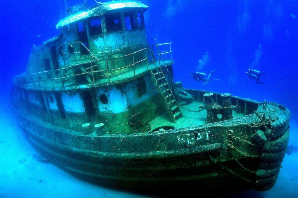 Mergulhadores convidados a participar da 5ª Semana de Naufrágios nas Ilhas Virgens Britânicas Mergulhadores nadam perto do Beata em Wreck Alley
