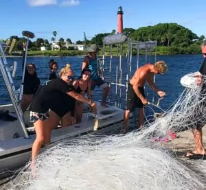 Descarregando o equipamento de pesca em Júpiter (Tribunal Distrital Sul da Flórida)