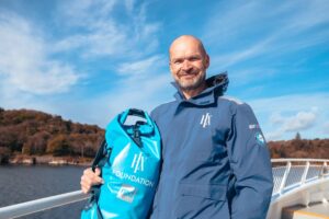 Monty Halls com uma grande bolsa azul