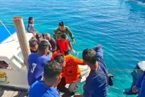 Mergulhador desaparecido: Equipes de emergência no local (Polícia Nacional da Indonésia)
