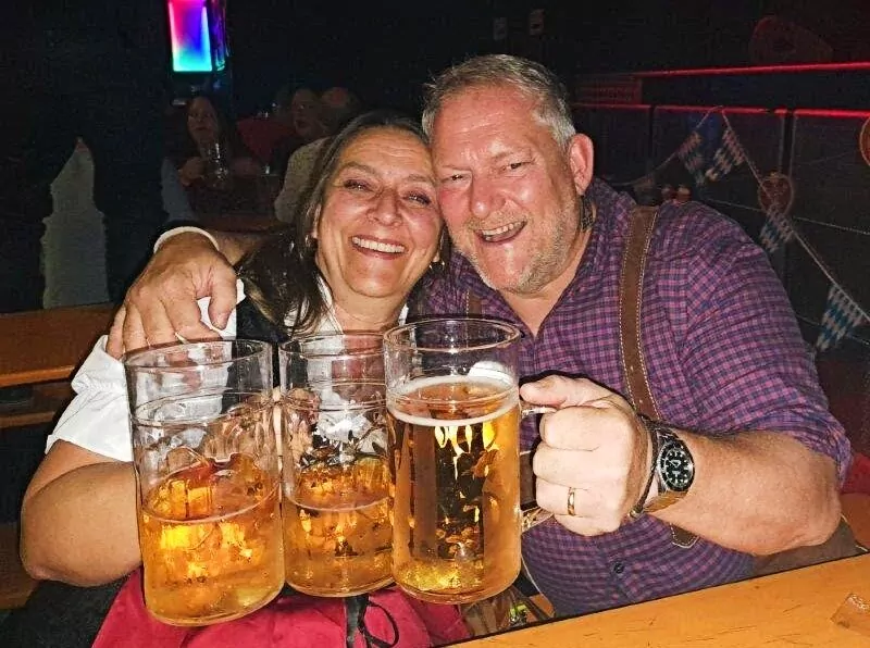 Diverova vdova: „Stále každý deň kontrolujem správy“ 1 „Stále si pozerám správy“: Steve a Vivien Clowesovci v šťastnejších časoch (Vivien Clowes)